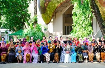 Jelang Kartini, Astrid Widayani Tegaskan Kebaya Bukan Sekadar Busana