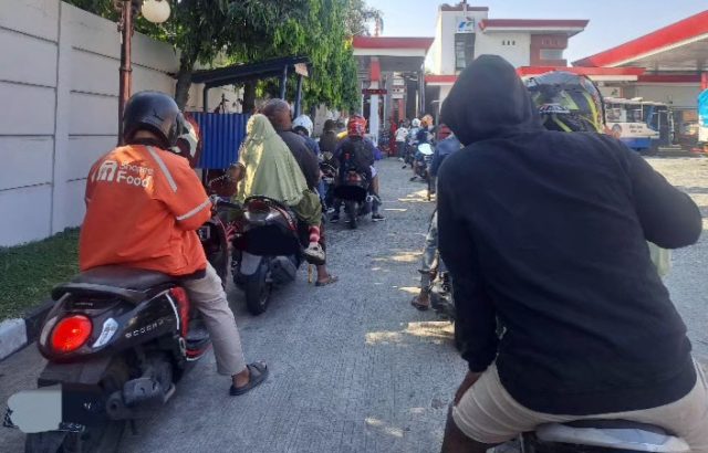 Dampak Pertamax Naik Jadi Rp16.250 Sangat Terasa, Pertamax Sepi dan Antrean Pertalite Mengular dari Pagi hingga Malam di Sol
