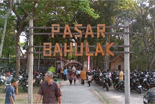 Ribuan Wisatawan Serbu Pasar Bahulak Sragen, Sensasi Belanja Pakai Keping Bathok Jadi Daya Tarik