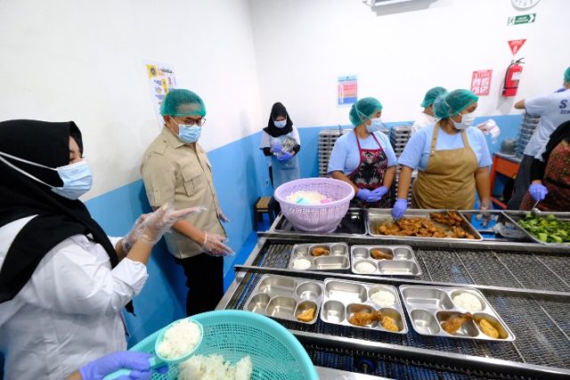 Dari Dapur hingga Anak-anak, Mendag Budi Santoso Cek Keamanan Makanan di SPPG Semanggi