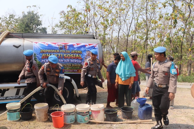 Lima Tangki Air Bersih Disalurkan ke Warga Tangen Sragen, Propam Polda Jateng Turun Langsung
