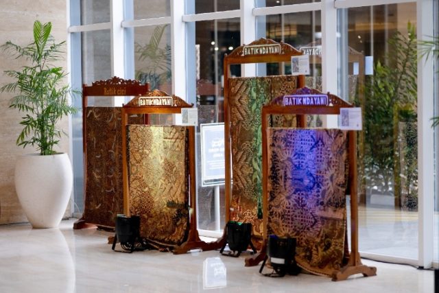 Ada Live Membatik di Grand Mercure Solo Baru, Tamu Diajak Kenali Cerita di Balik Kain Batik