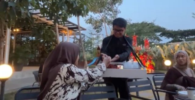 Engagement Showcase di Konco Space Colomadu, Ada Chocolate Strawberry Dessert yang Dibuat Langsung di Depan Tamu_