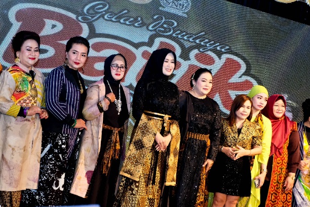 Miss Batik Indonesia dan Senthir Nusantara Jaya Padukan Fashion, Budaya, dan Musik Koesploes di Solo